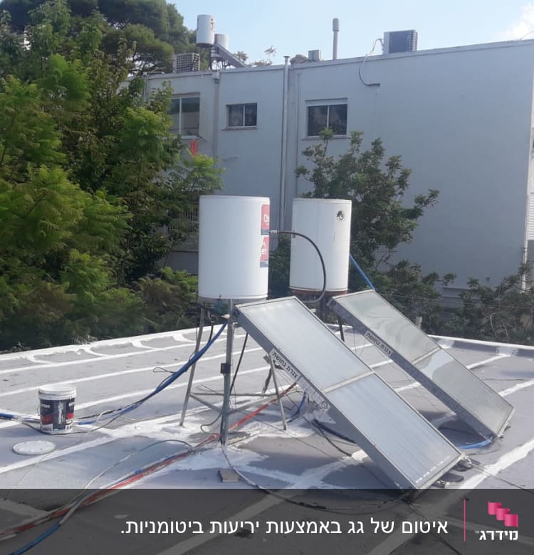 אדם מורח חומר איטום על גג עם מברשת